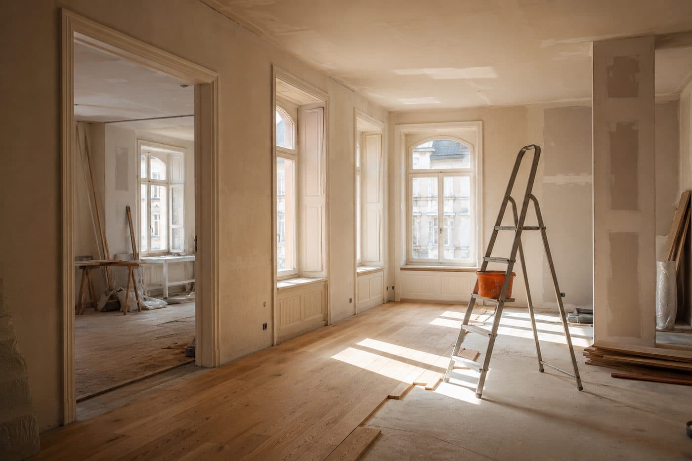 Renovation und Umbau: Altbauwohnung mit frisch verputzten Wänden und neuem Parkett