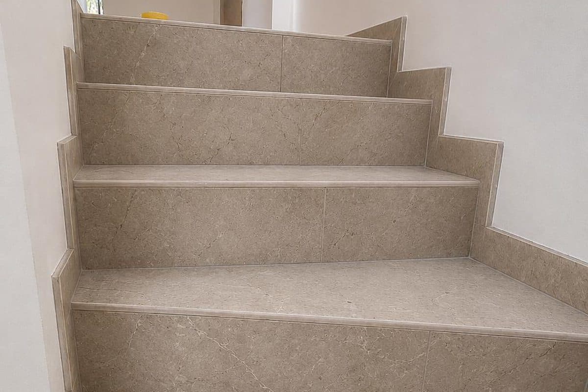 Treppenhaus in Buchrain mit Feinsteinzeug-Platten in Marmoroptik